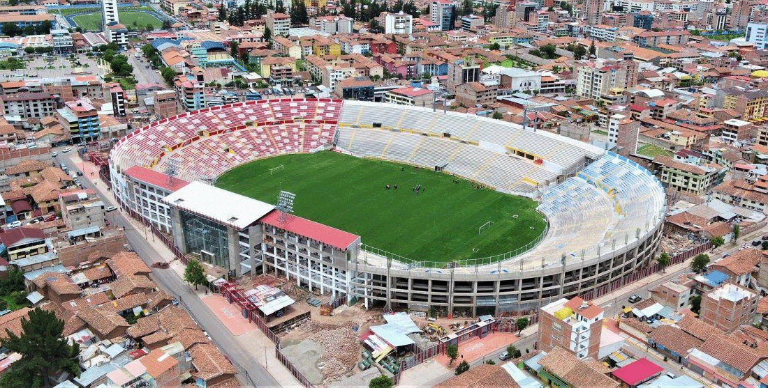 Situado en Trujillo, en la región de La Libertad, es el estadio del César Vallejo. Tiene una capacid
